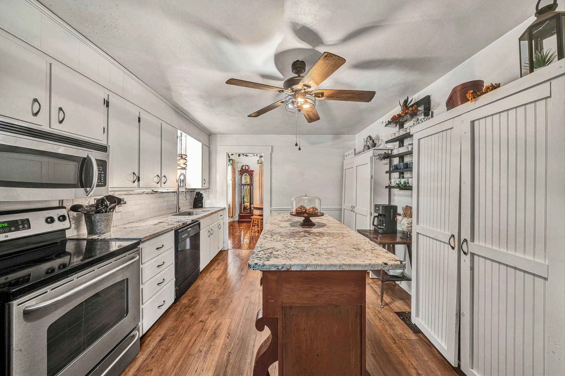 1902 Oxford AVE SW - Photo 9
