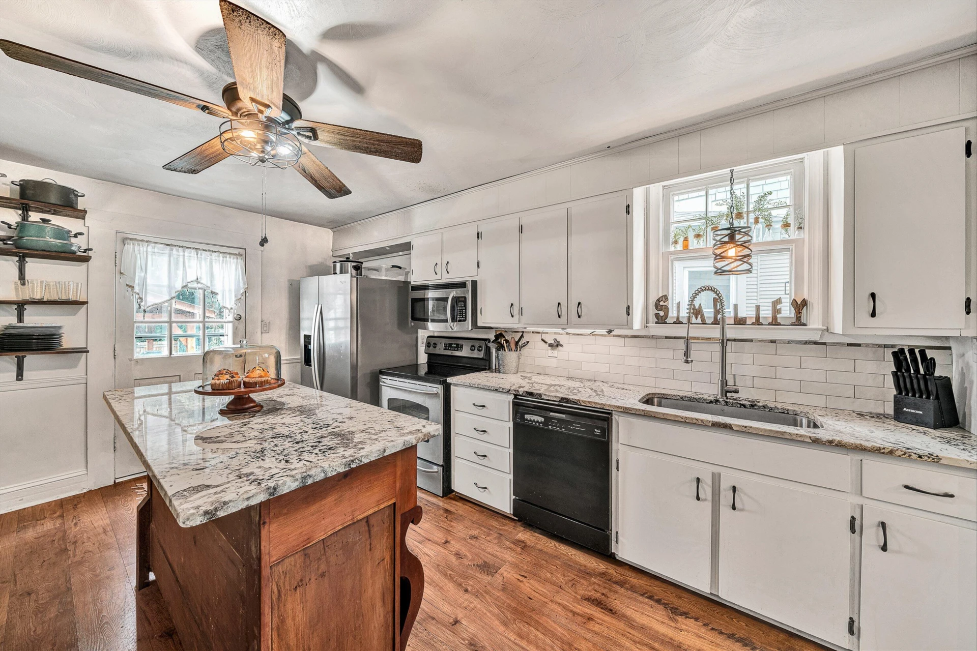1902 Oxford AVE SW - Photo 10