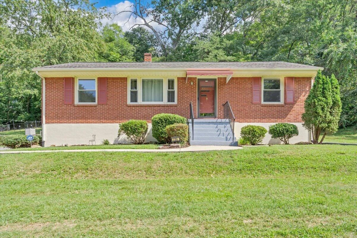 3326 Manassas DR - Photo 2