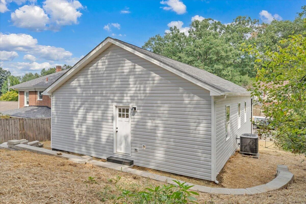 2122 Colgate ST NE - Photo 24