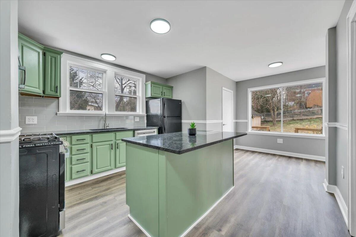 1226 Kerns AVE SW - Photo 2