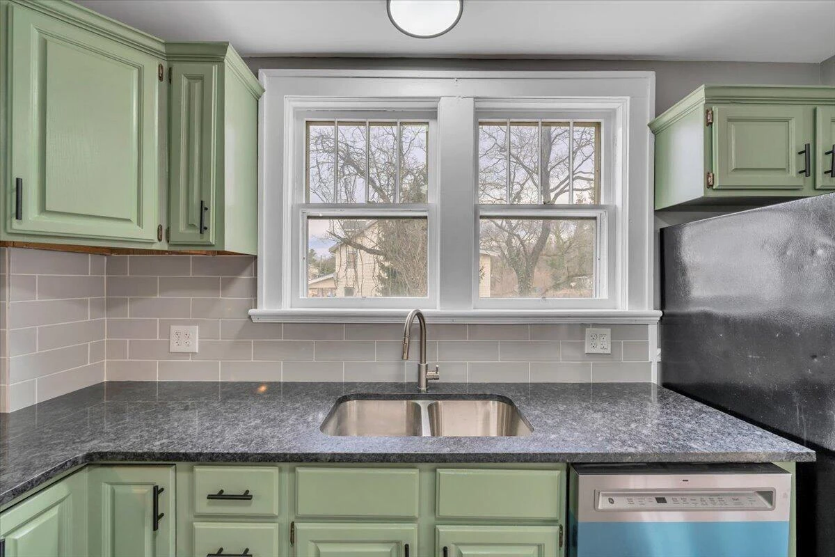 1226 Kerns AVE SW - Photo 17