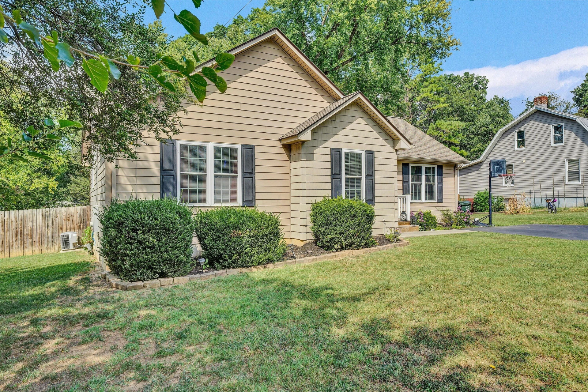 1647 Millbrook ST - Photo 2