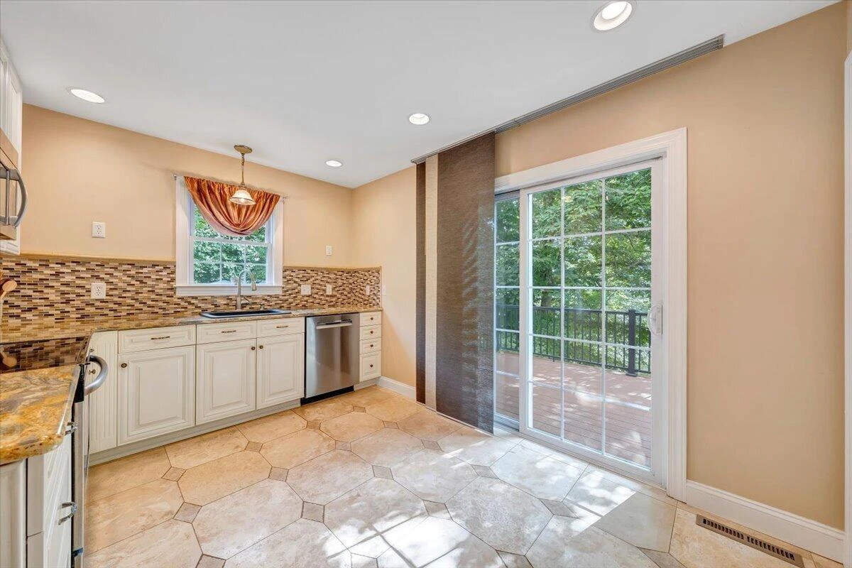 614 Forest Lawn DR - Photo 22