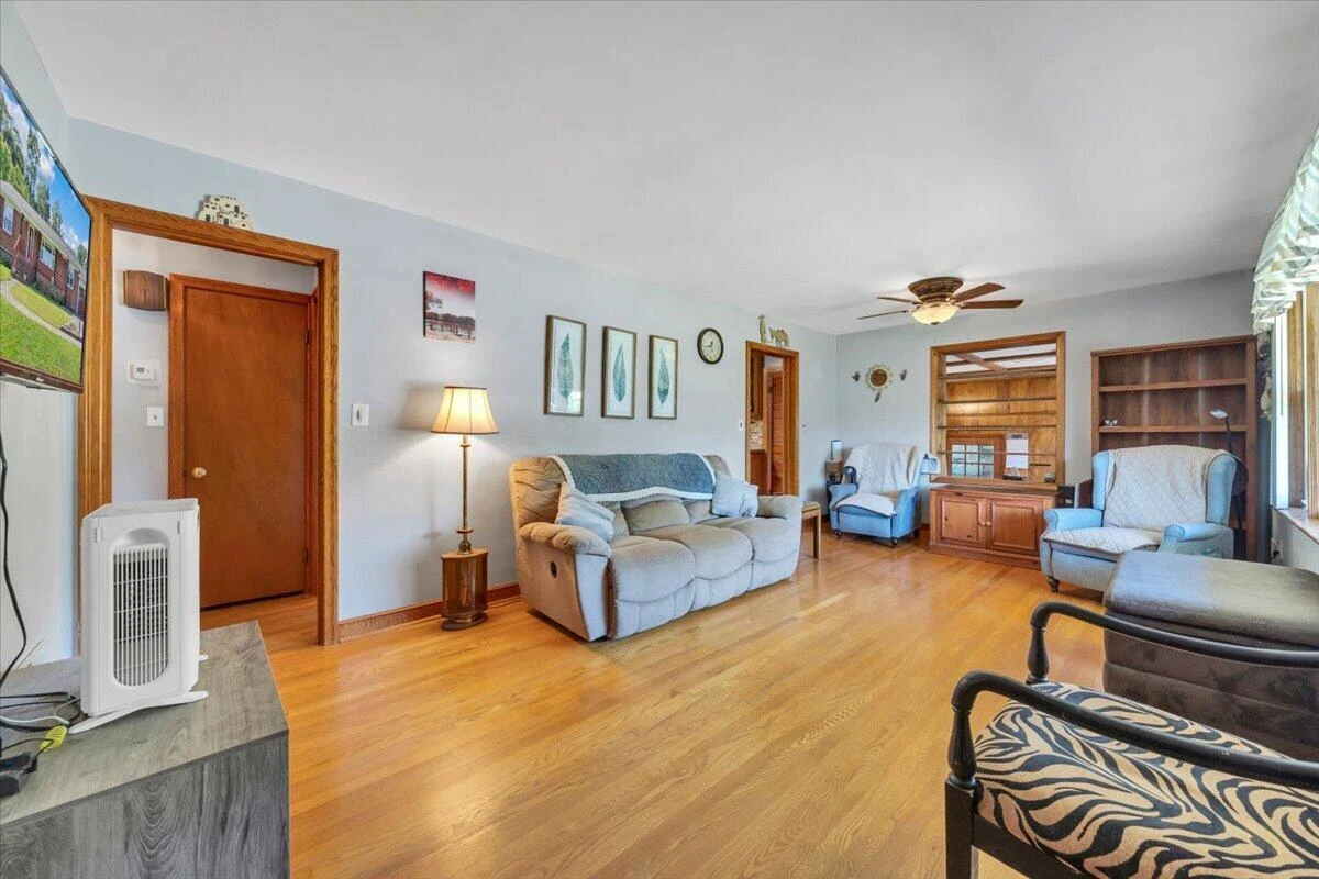 125 Maple AVE - Photo 4
