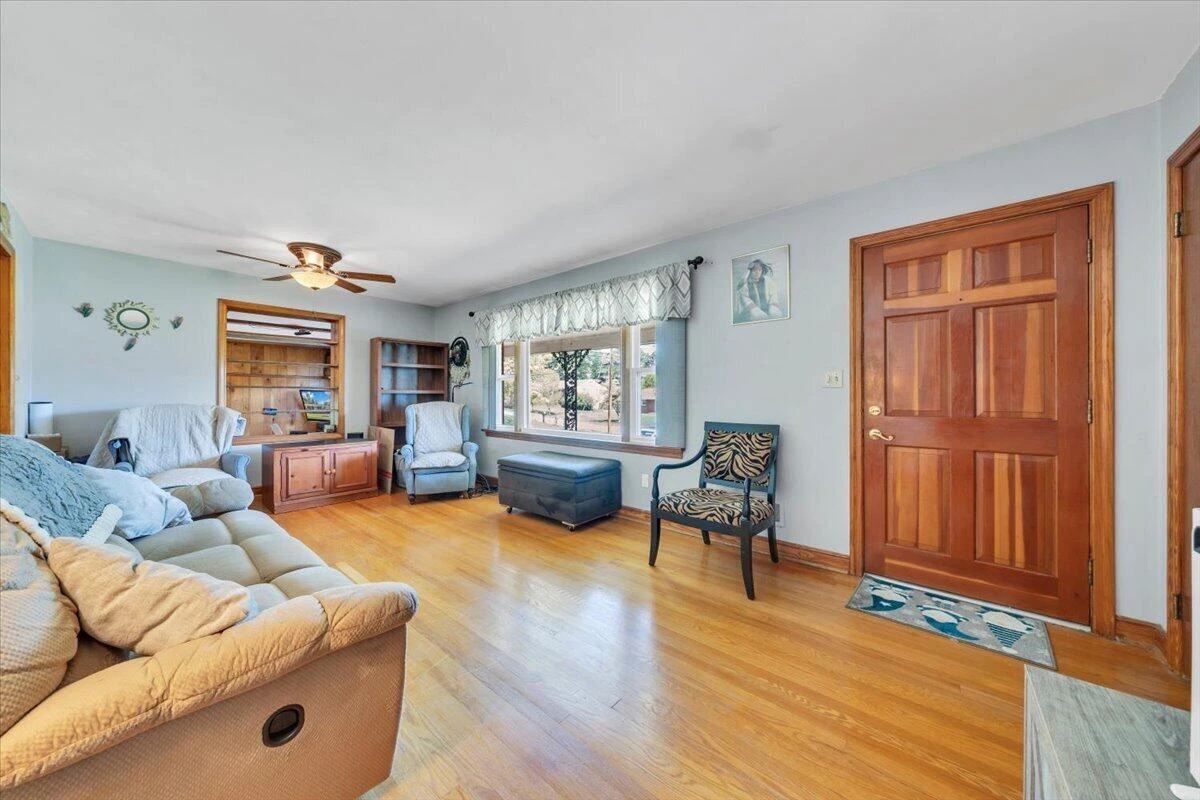 125 Maple AVE - Photo 5