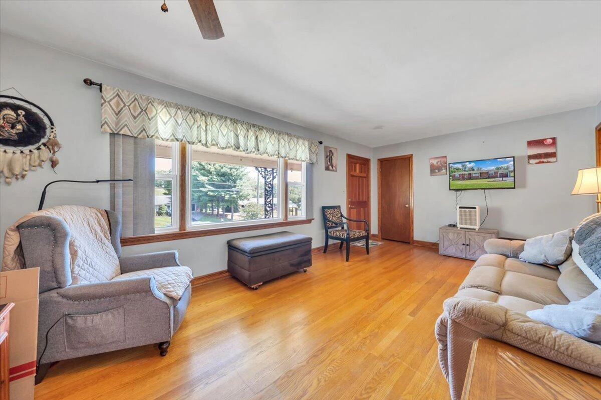 125 Maple AVE - Photo 6