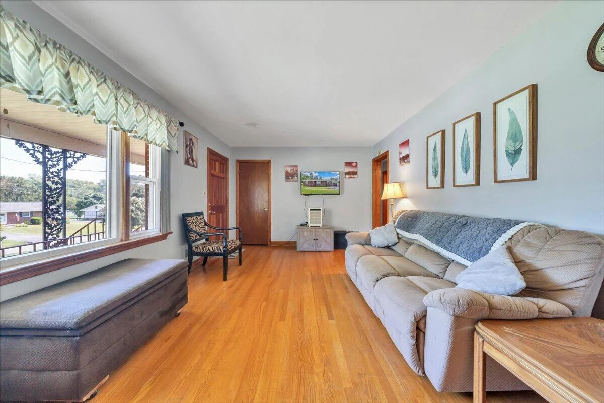 125 Maple AVE - Photo 7
