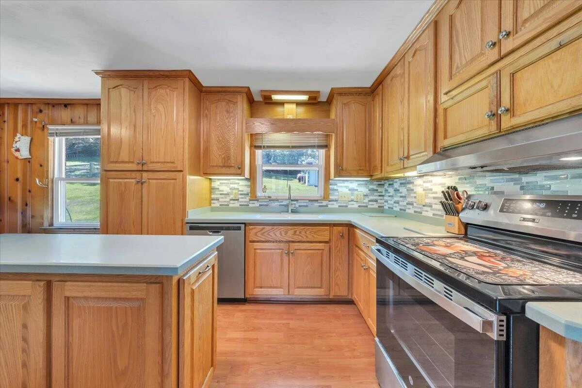 125 Maple AVE - Photo 8