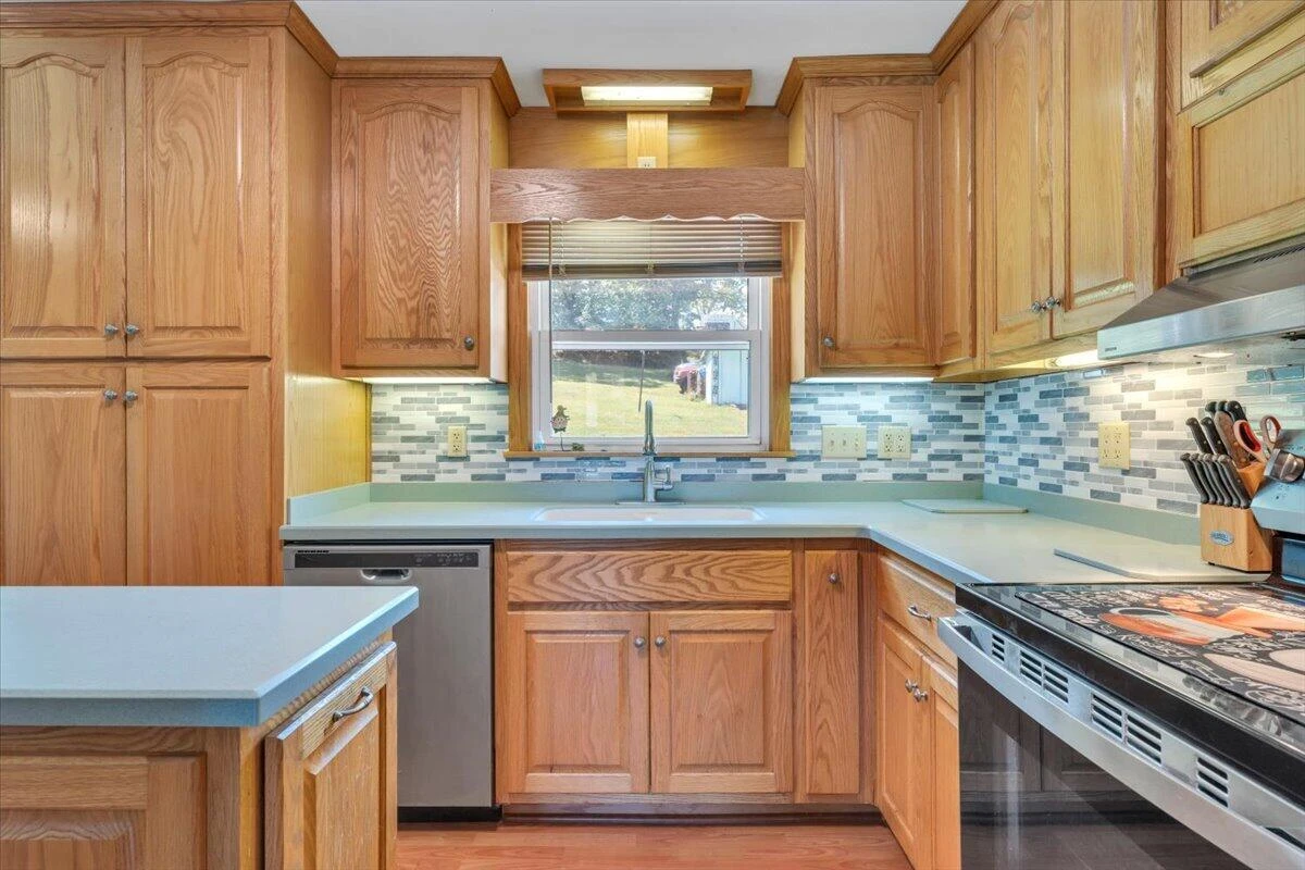 125 Maple AVE - Photo 9