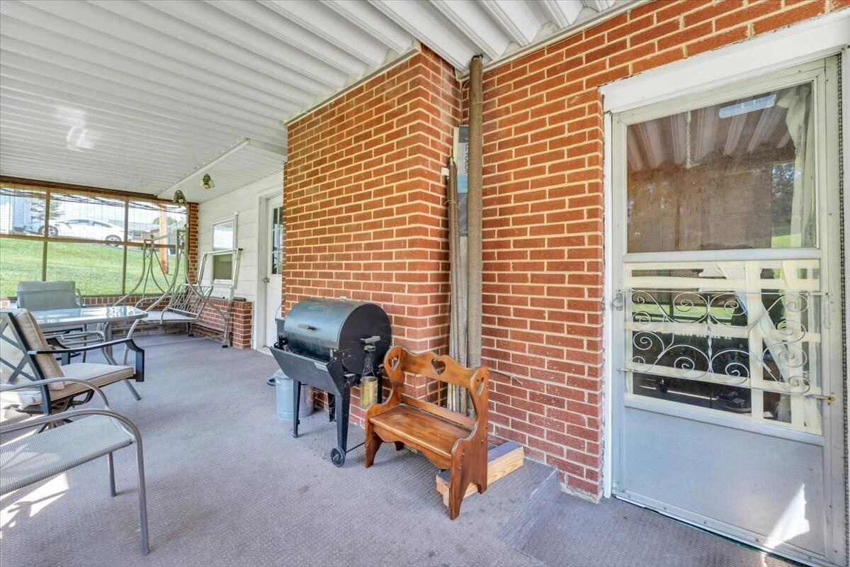 125 Maple AVE - Photo 22