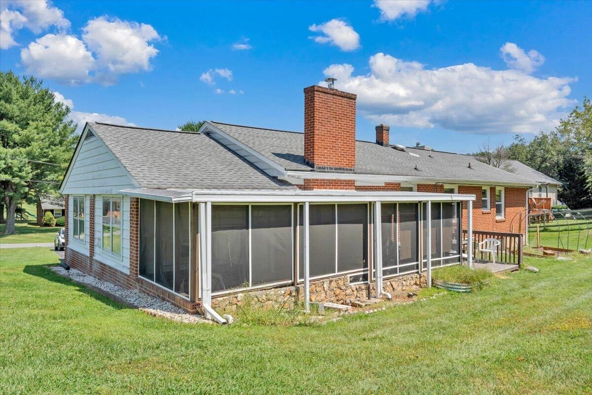 125 Maple AVE - Photo 24