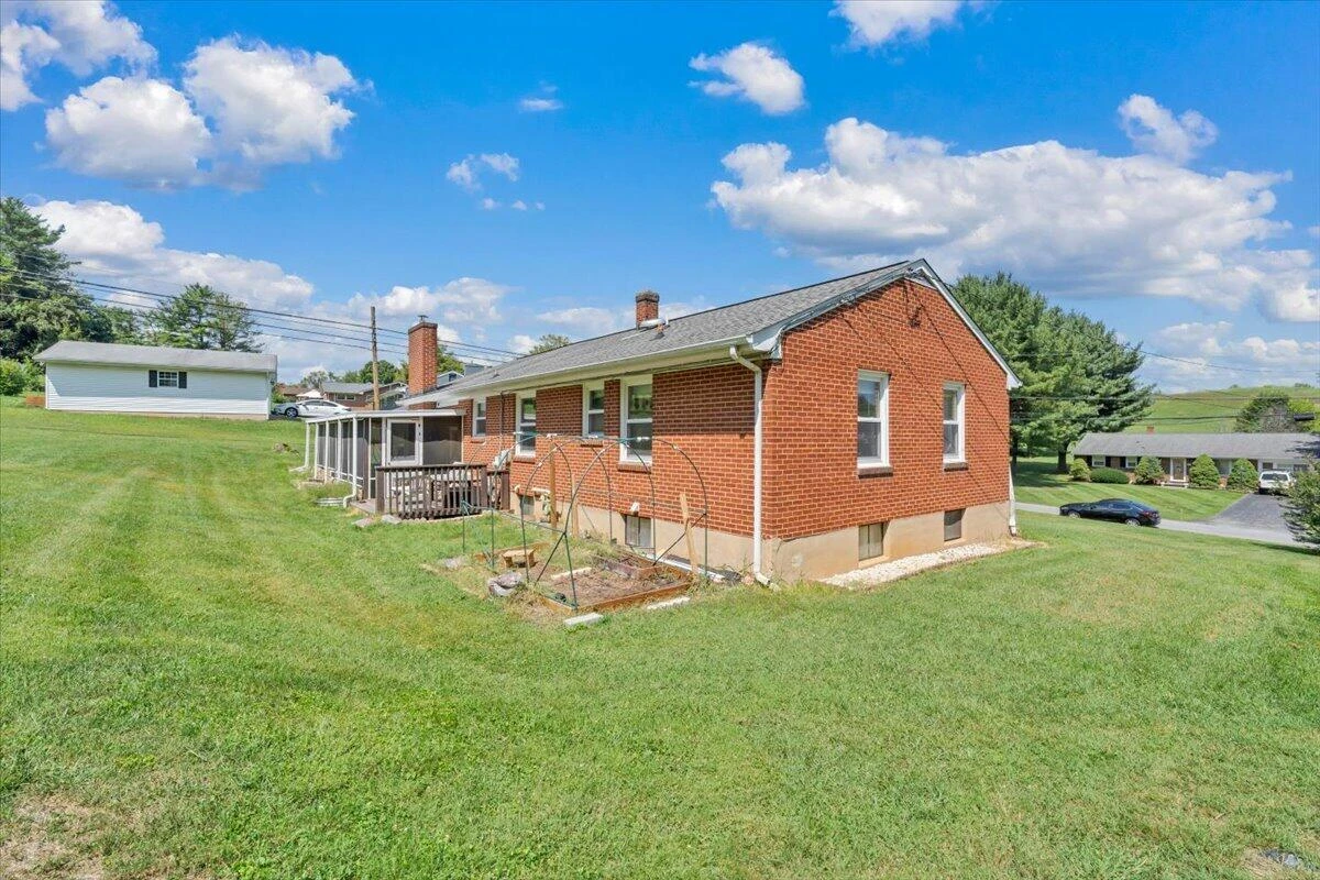 125 Maple AVE - Photo 26