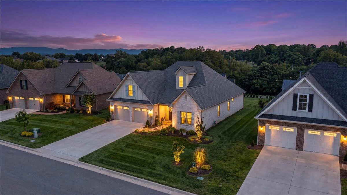 399 Merion CIR - Photo 2