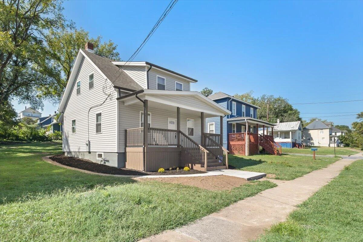 1528 Melrose AVE NW - Photo 2