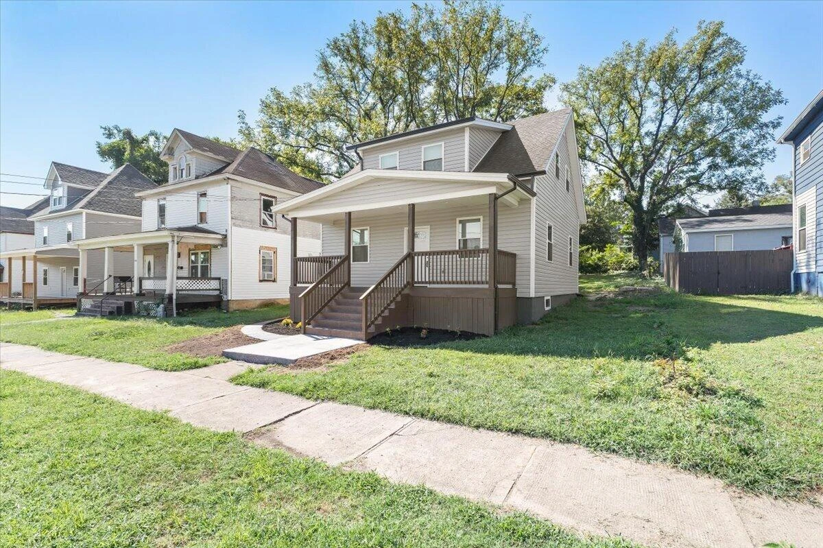 1528 Melrose AVE NW - Photo 3