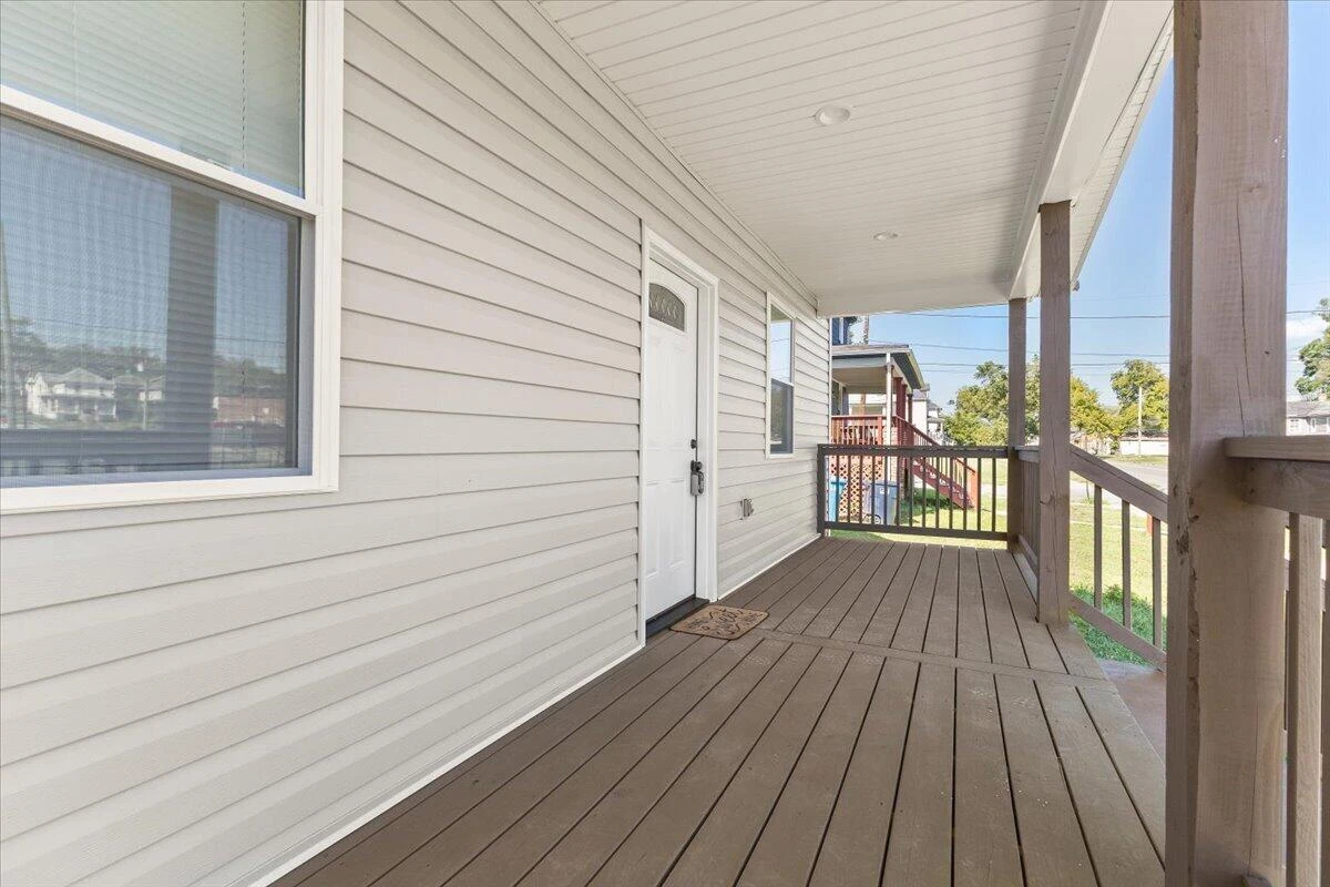 1528 Melrose AVE NW - Photo 4