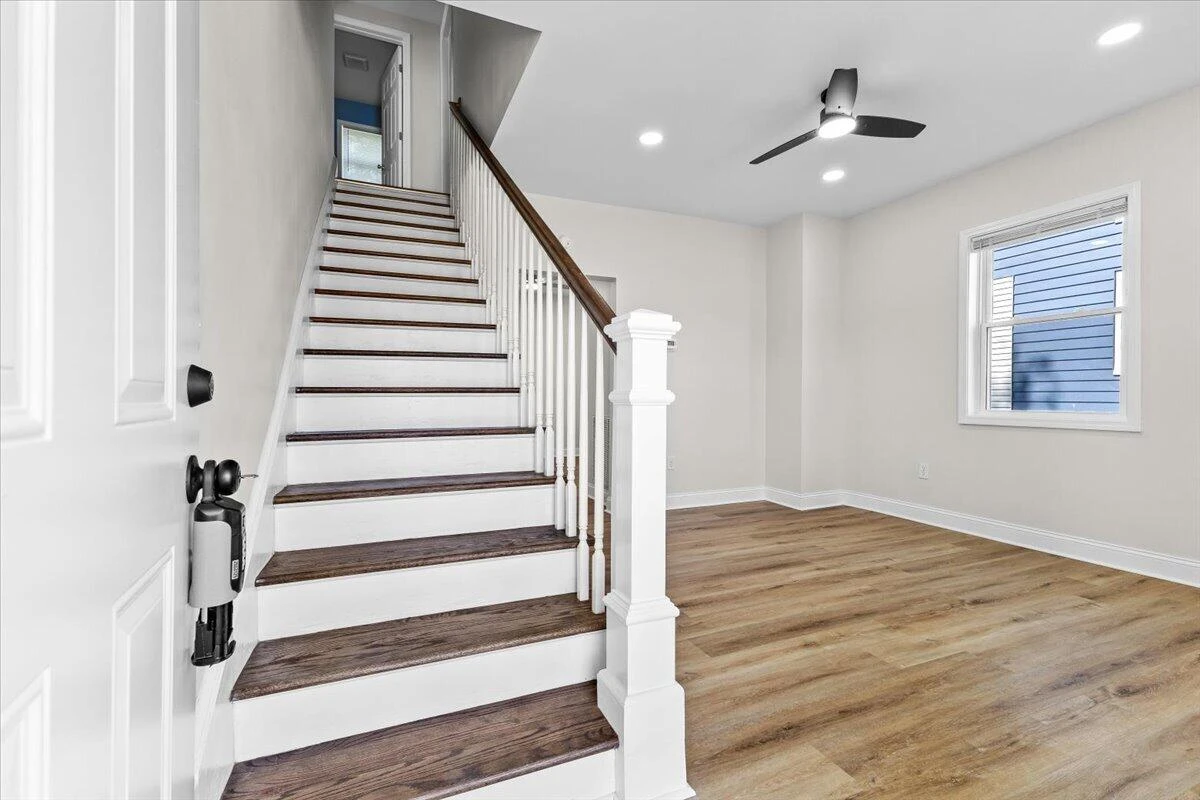 1528 Melrose AVE NW - Photo 6