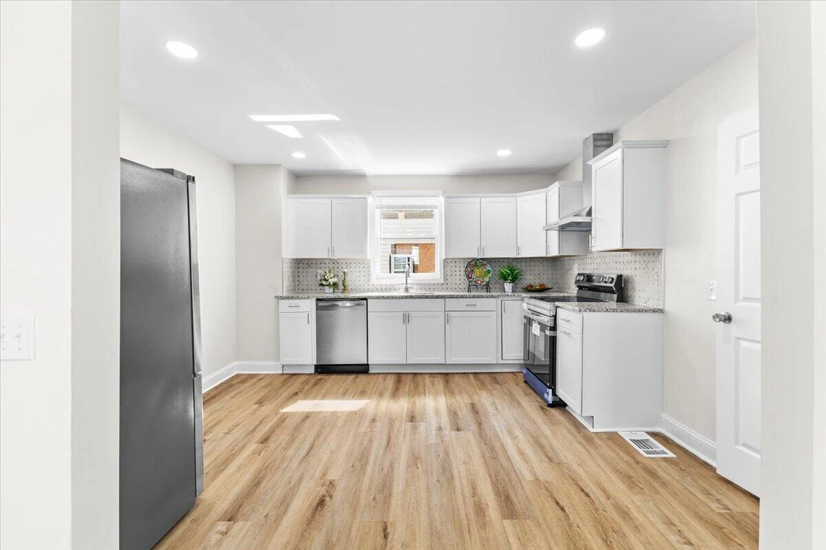 1528 Melrose AVE NW - Photo 8