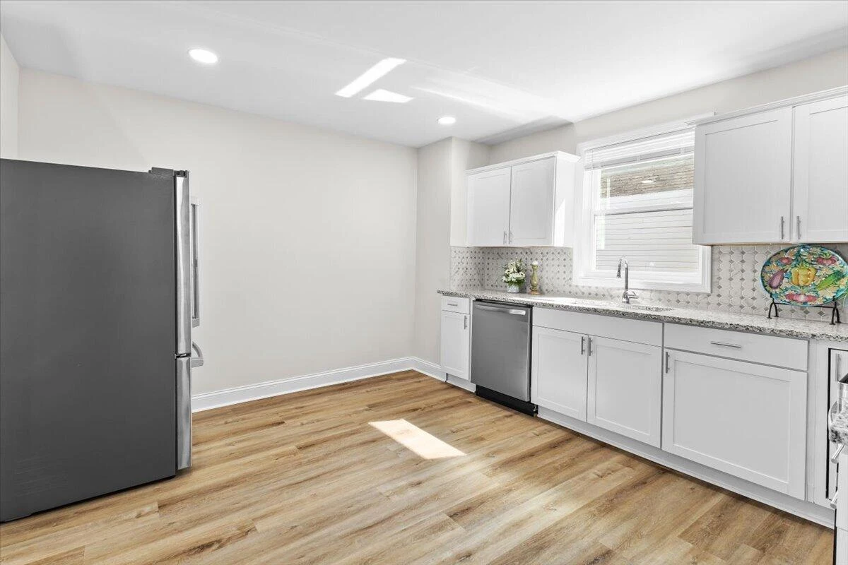 1528 Melrose AVE NW - Photo 9
