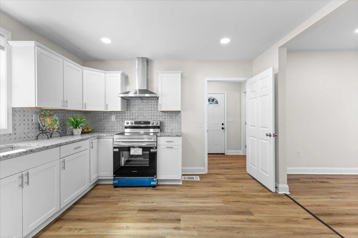 1528 Melrose AVE NW - Photo 10