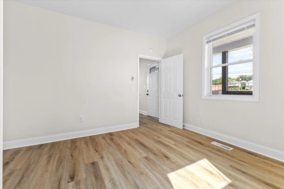1528 Melrose AVE NW - Photo 13
