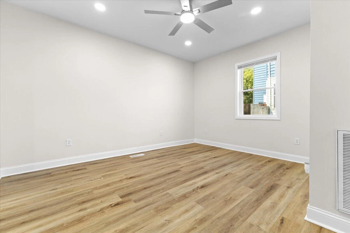1528 Melrose AVE NW - Photo 17
