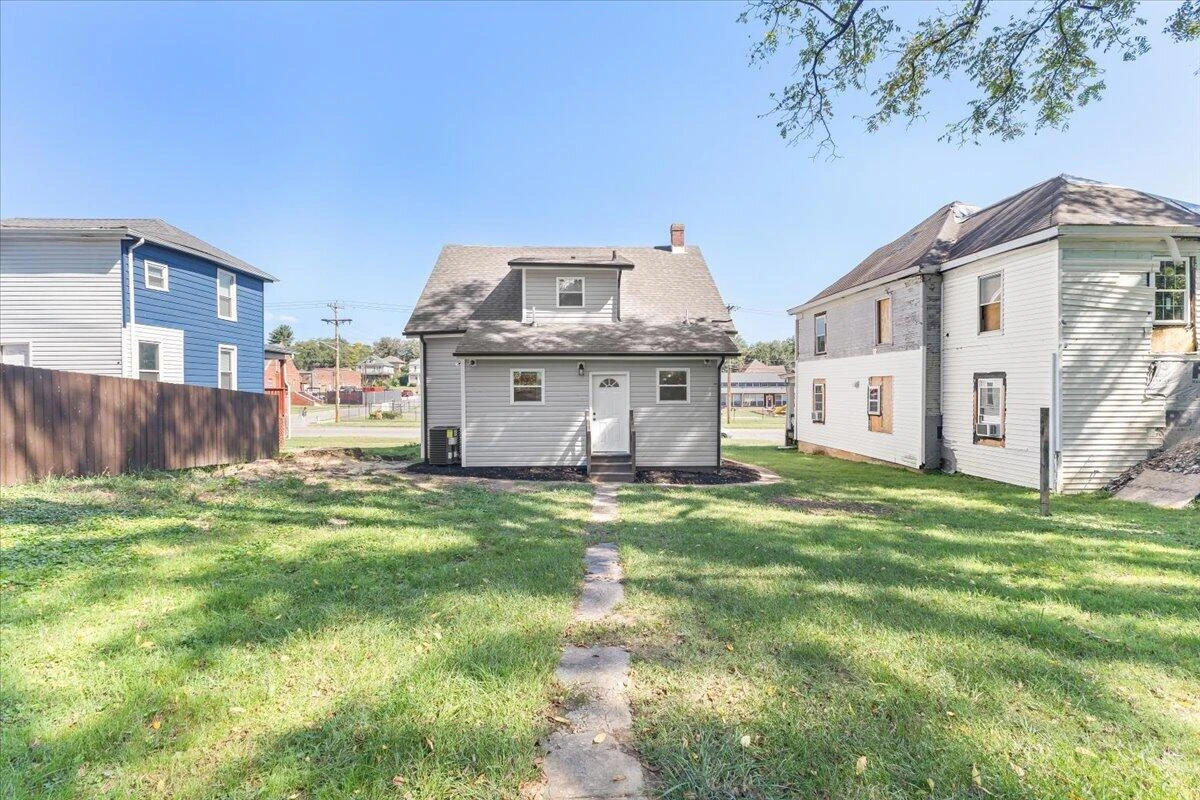 1528 Melrose AVE NW - Photo 32