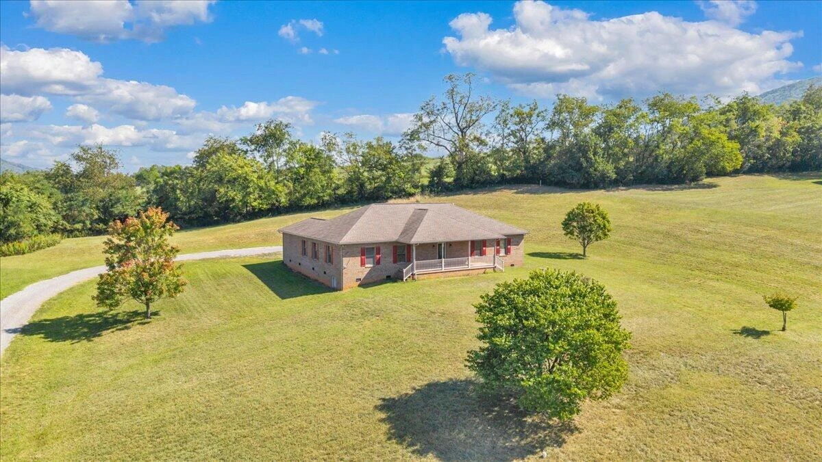 1320 Beaumont RD - Photo 2