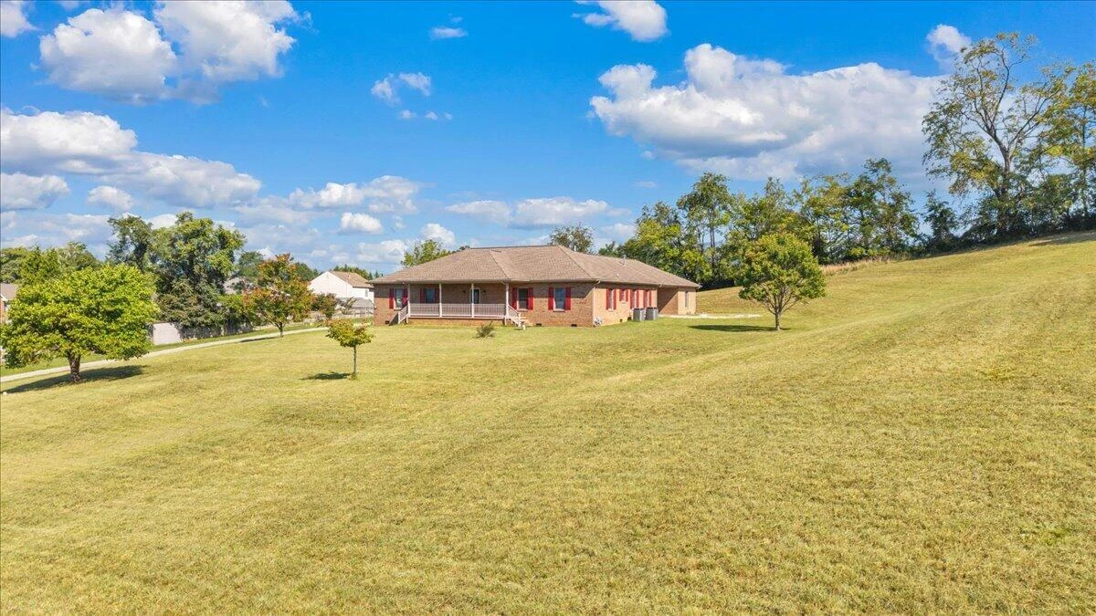 1320 Beaumont RD - Photo 4