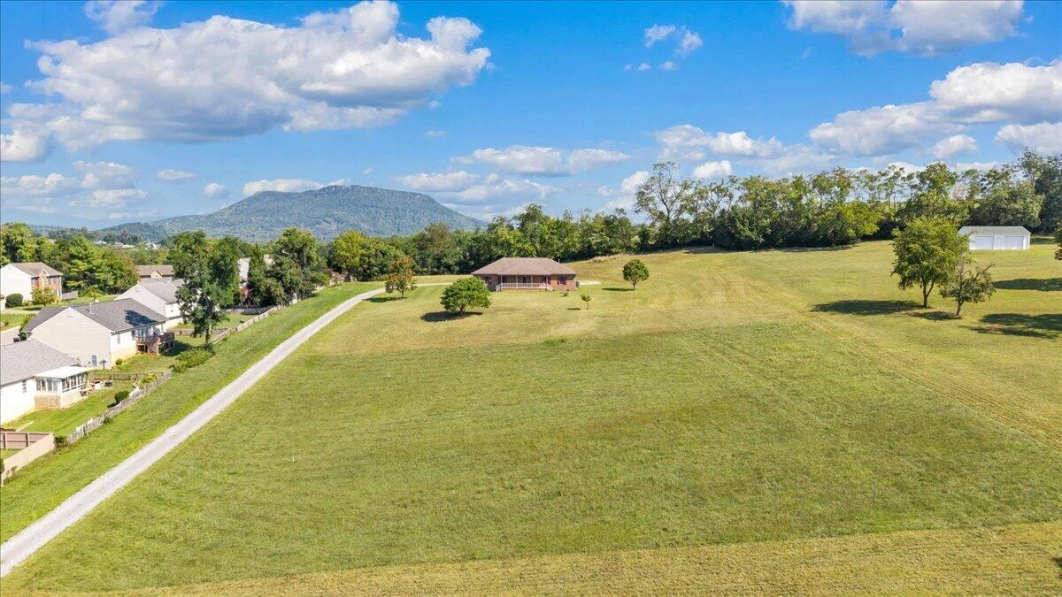 1320 Beaumont RD - Photo 8