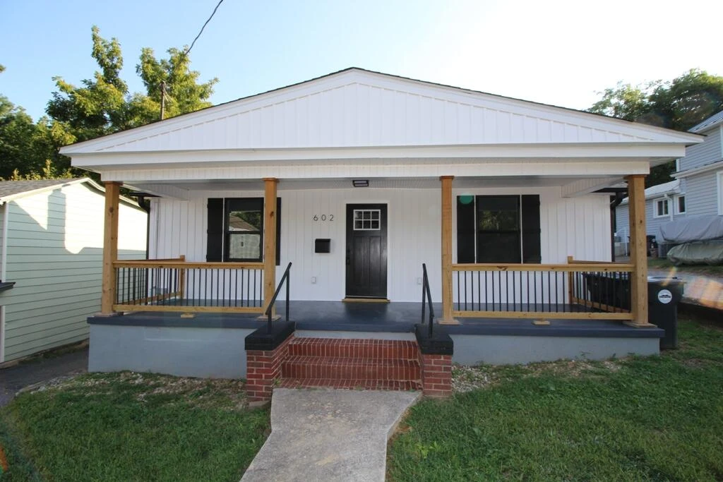 602 E Main ST