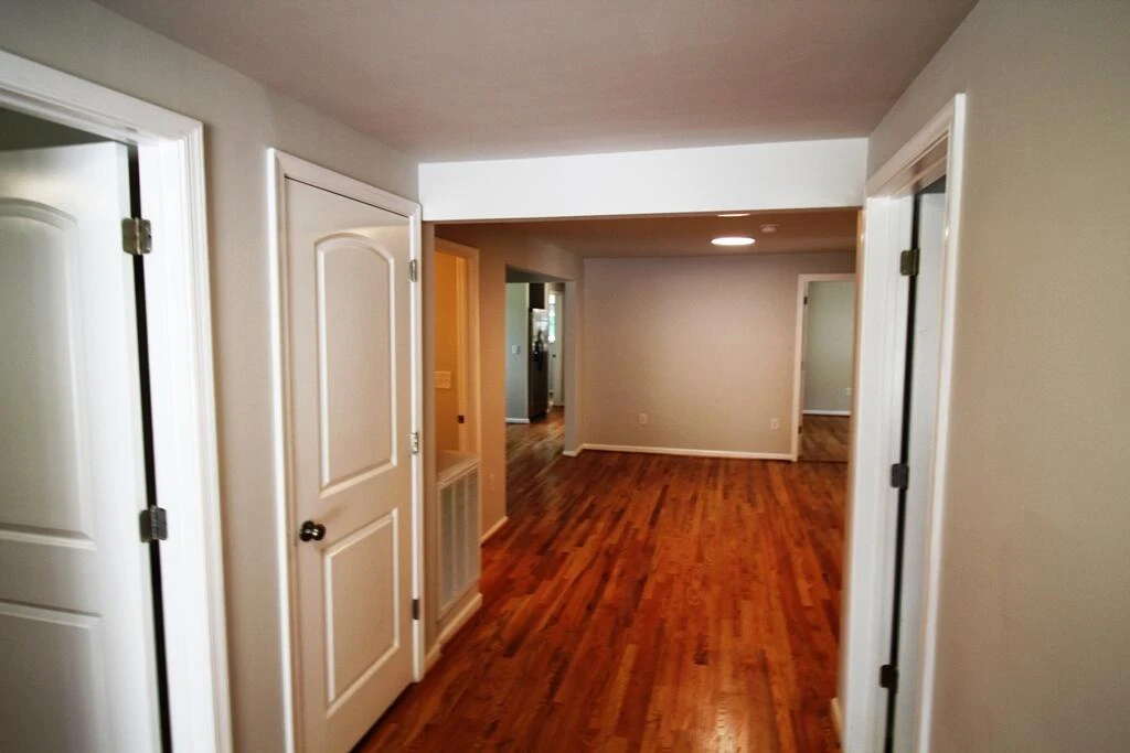 602 E Main ST - Photo 5