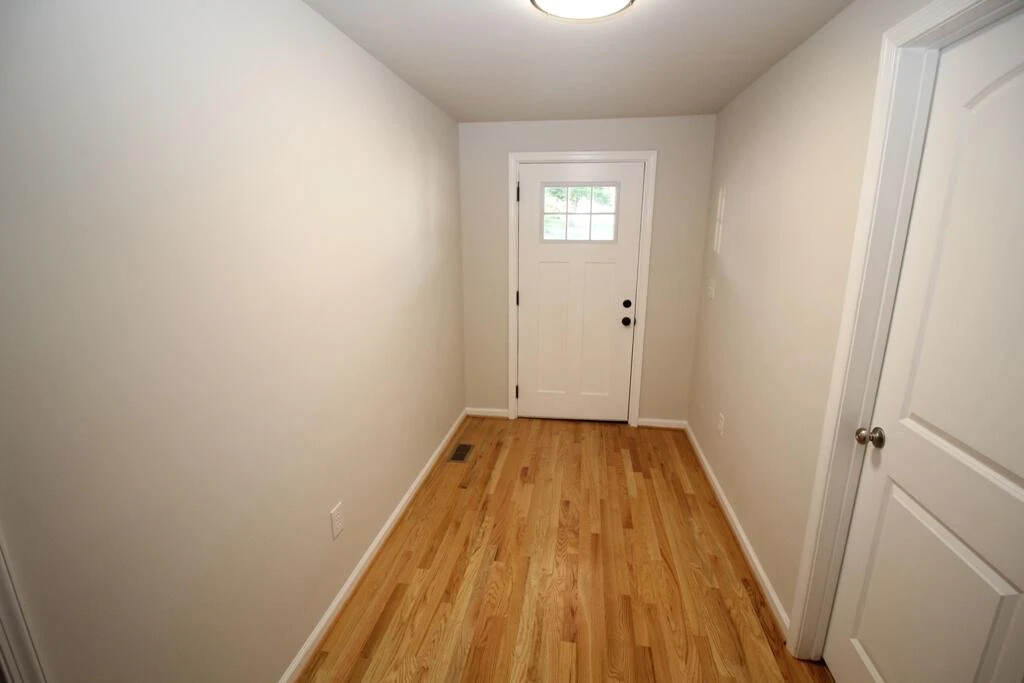 602 E Main ST - Photo 8