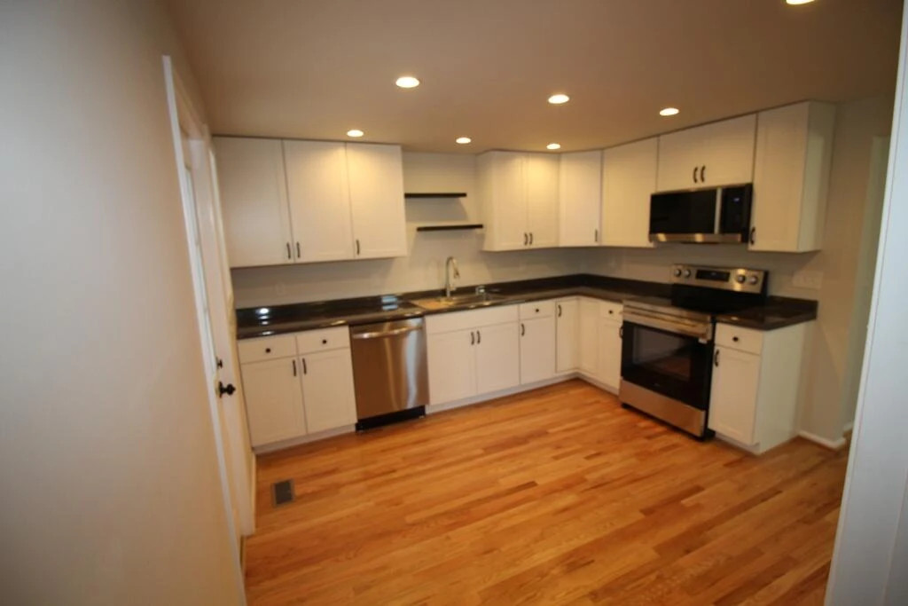 602 E Main ST - Photo 12