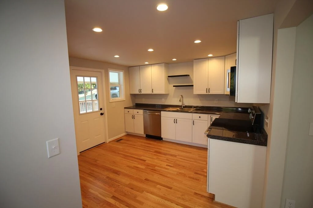 602 E Main ST - Photo 13