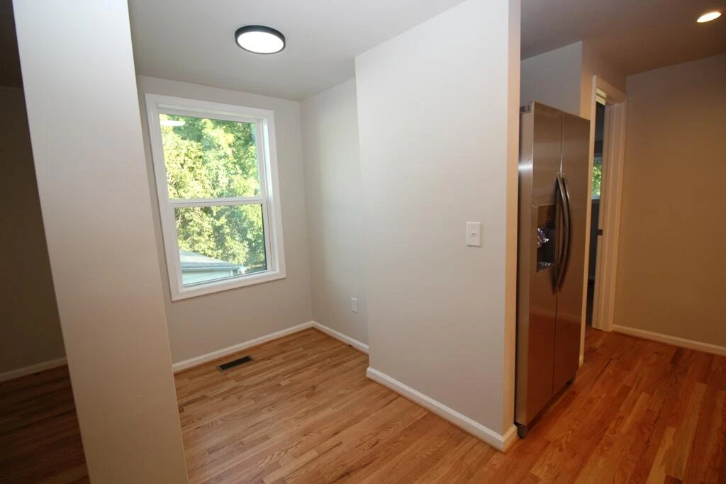 602 E Main ST - Photo 14
