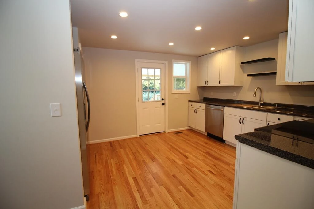 602 E Main ST - Photo 15