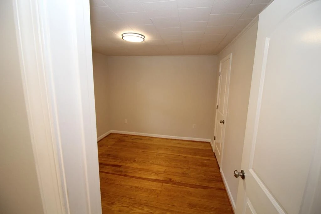 602 E Main ST - Photo 32