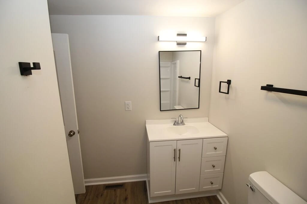 602 E Main ST - Photo 37