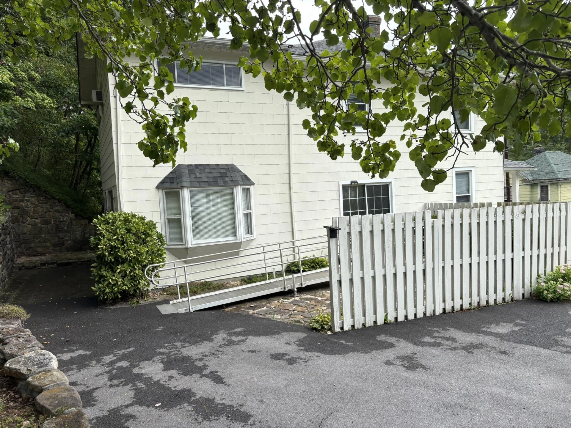 580 Roxbury ST - Photo 2