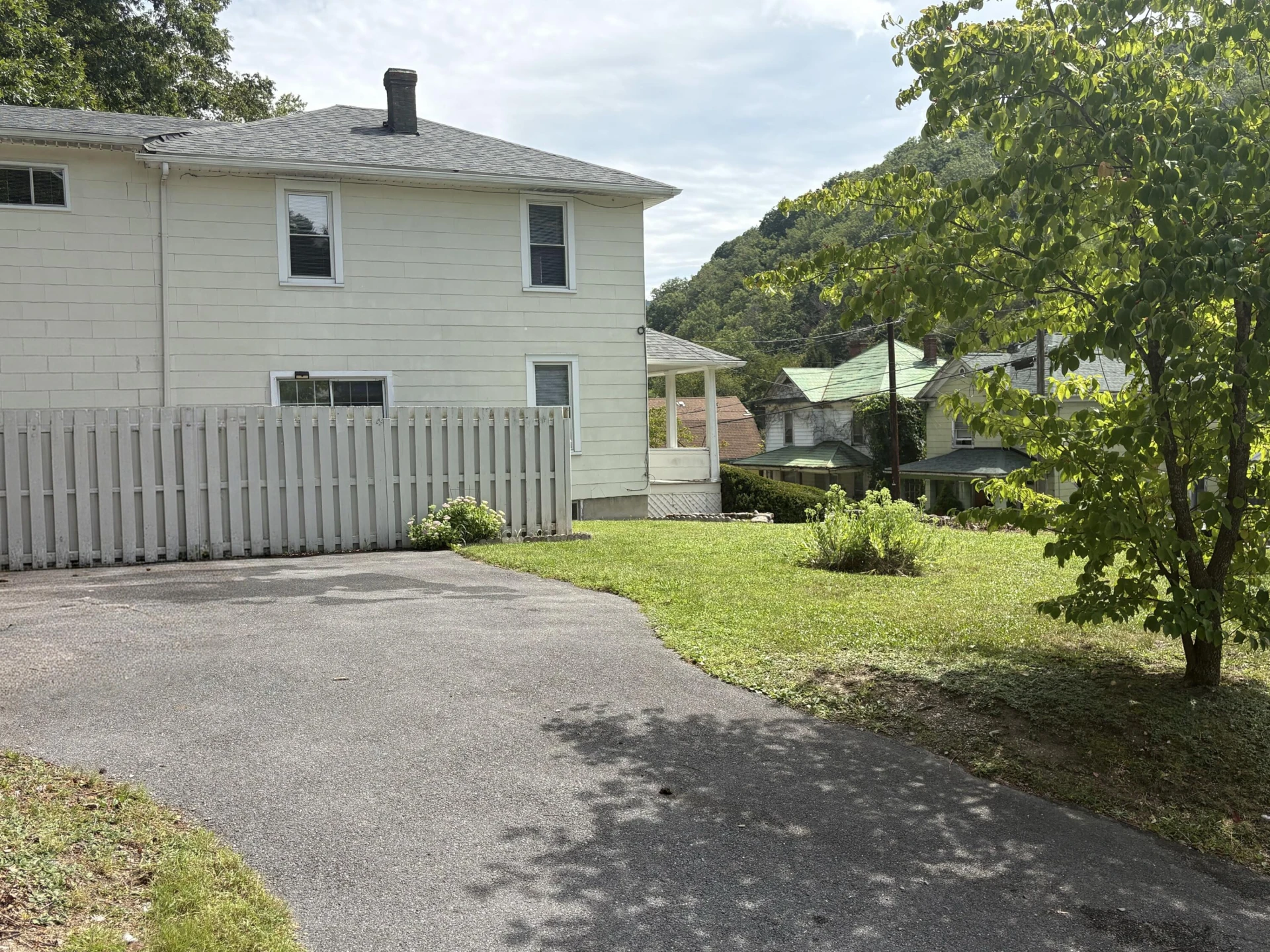 580 Roxbury ST - Photo 3