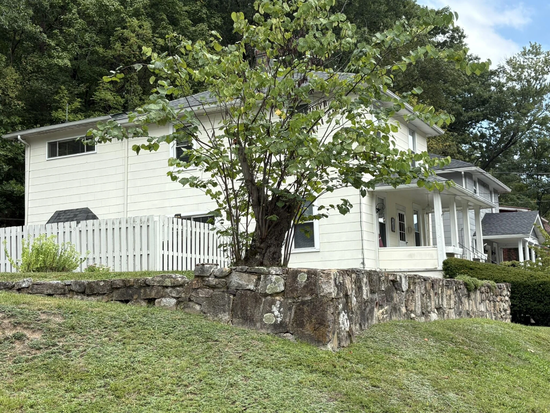 580 Roxbury ST - Photo 4