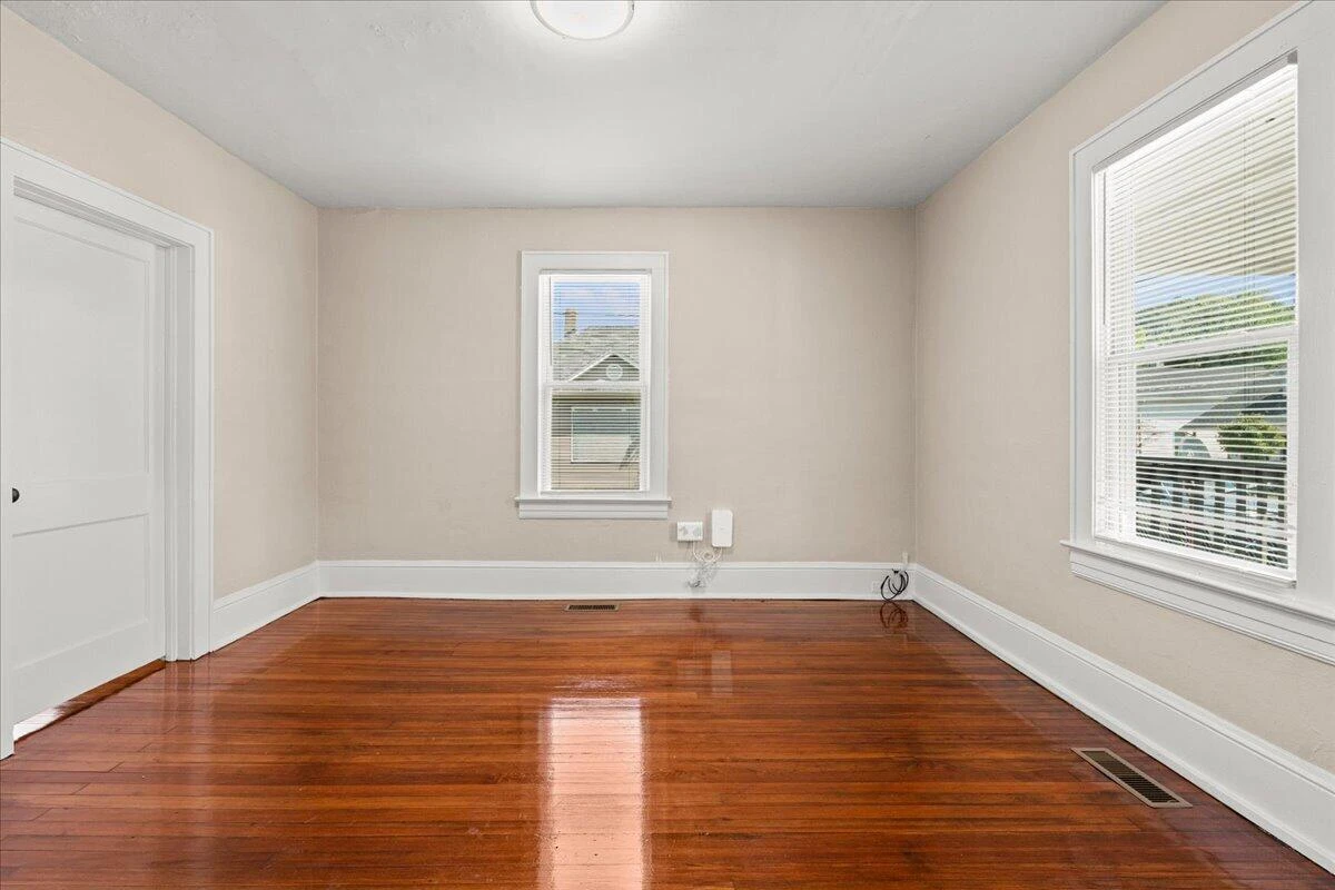 1312 Morton AVE SE - Photo 4