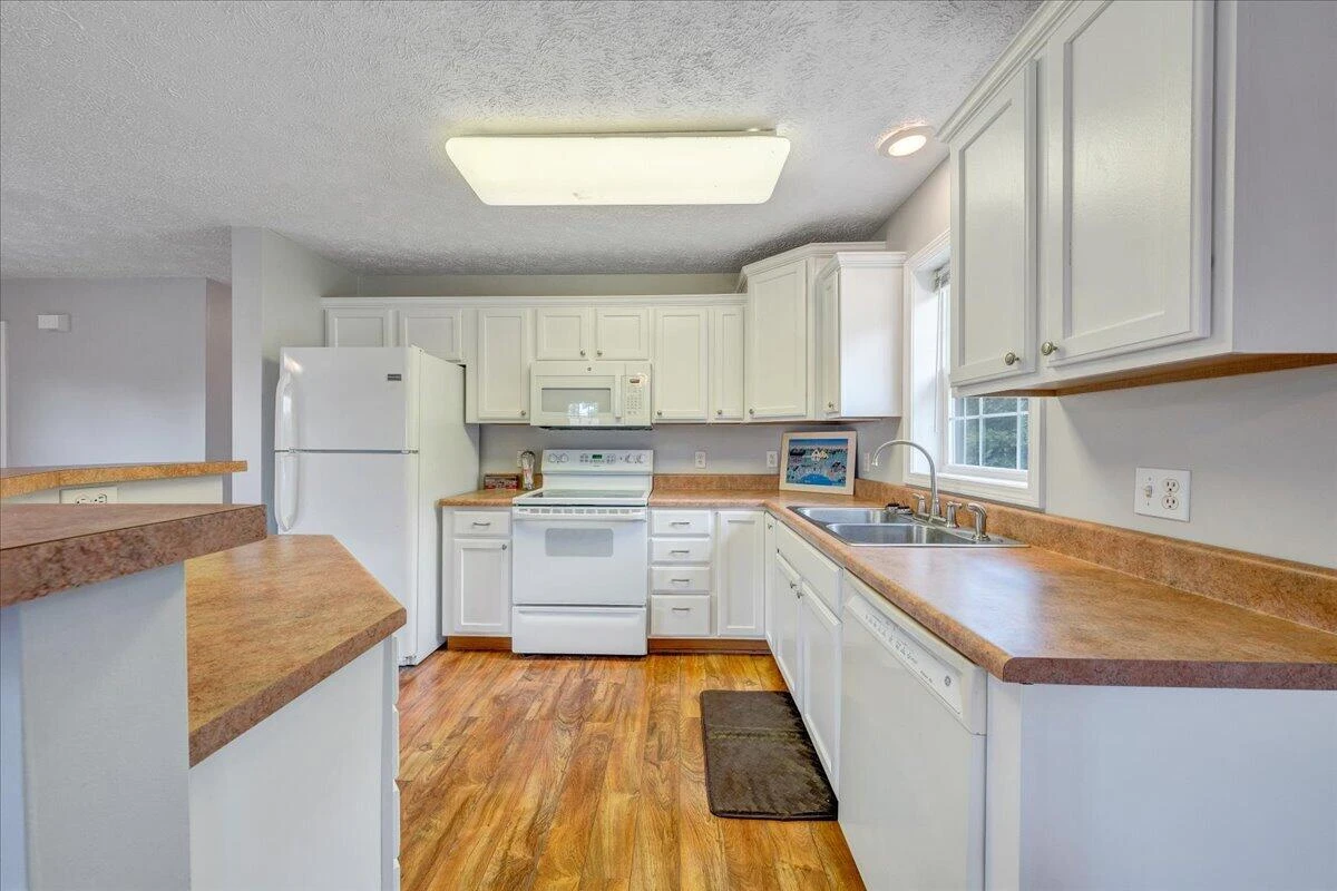 290 Fields AVE - Photo 2