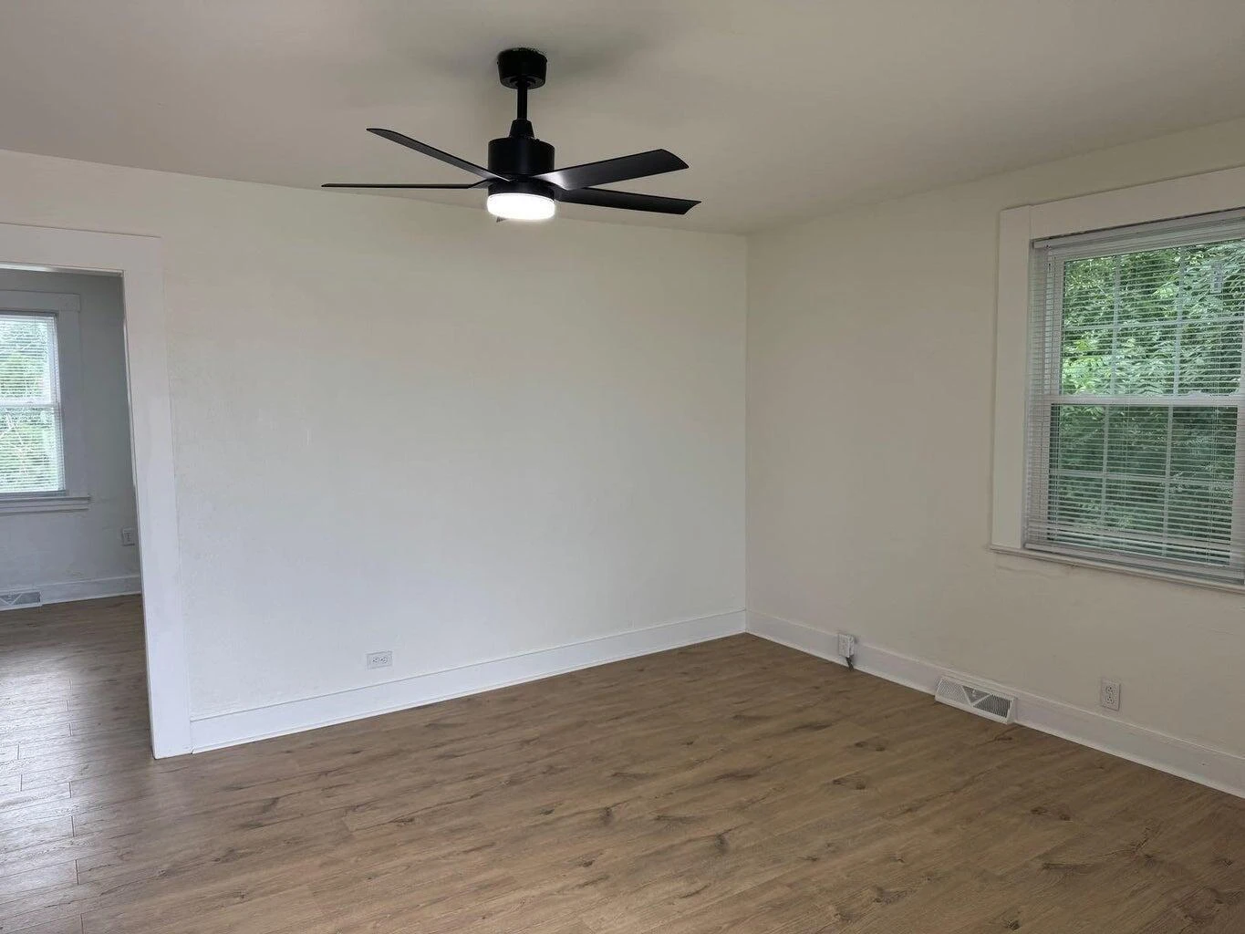 402 S College ST - Photo 2