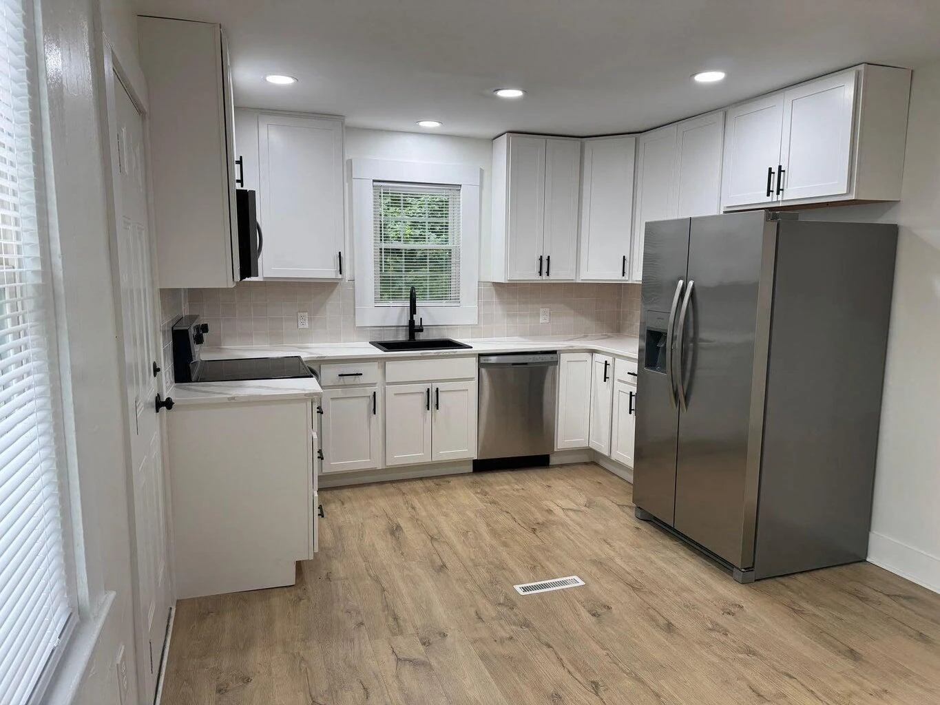 402 S College ST - Photo 3