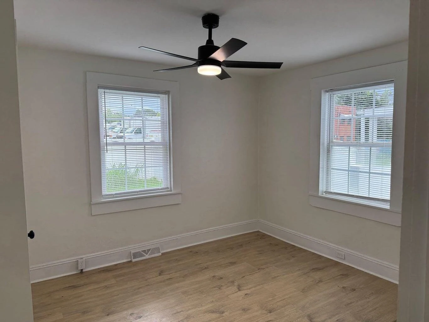402 S College ST - Photo 4