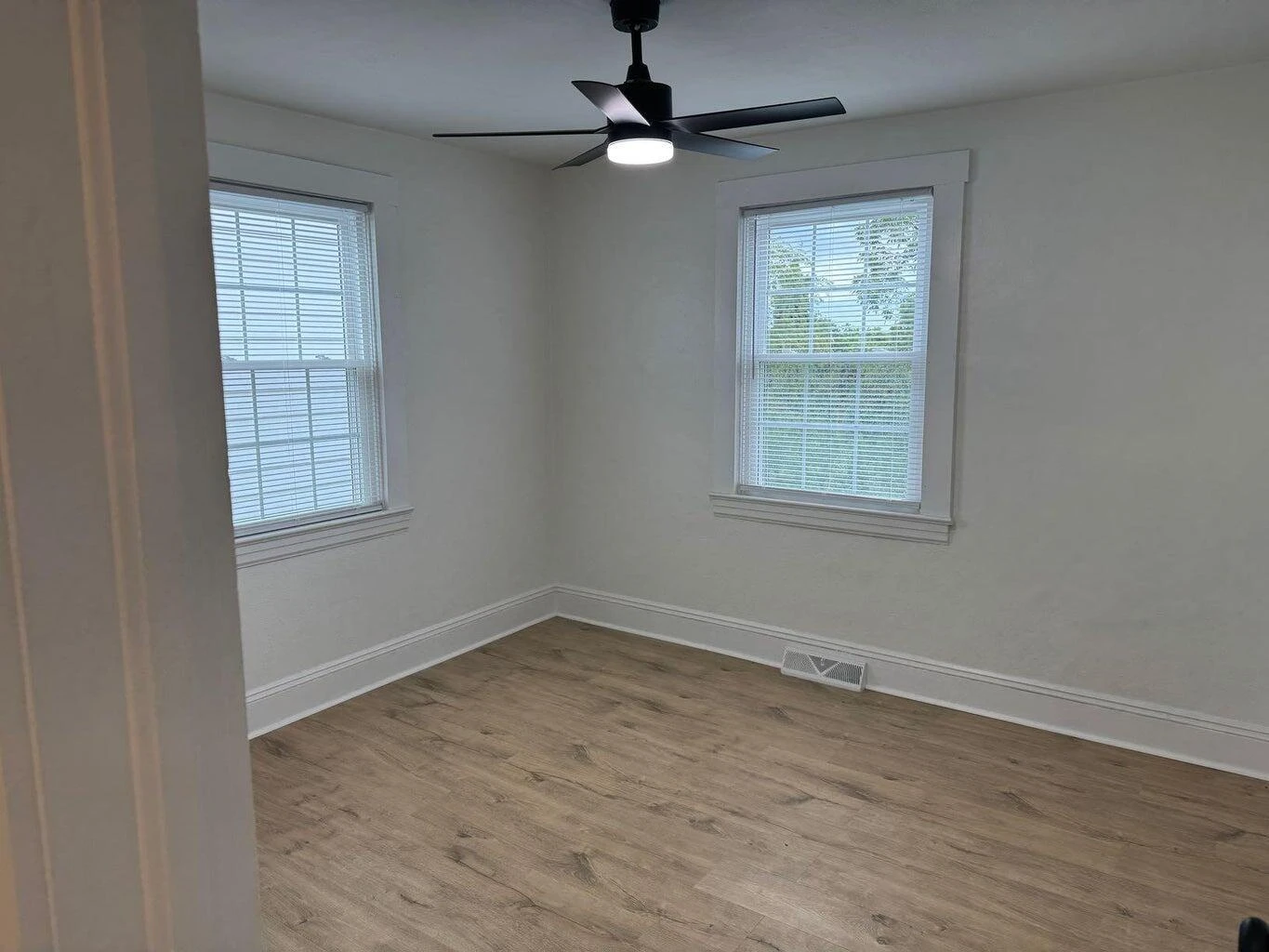 402 S College ST - Photo 6