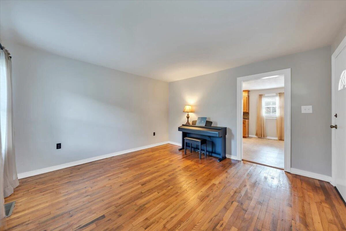 105 Lacey LN - Photo 5